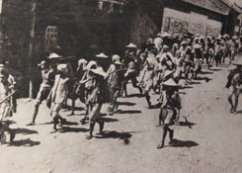 農(nóng)救會員正押送俘虜下戰(zhàn)場1.jpg